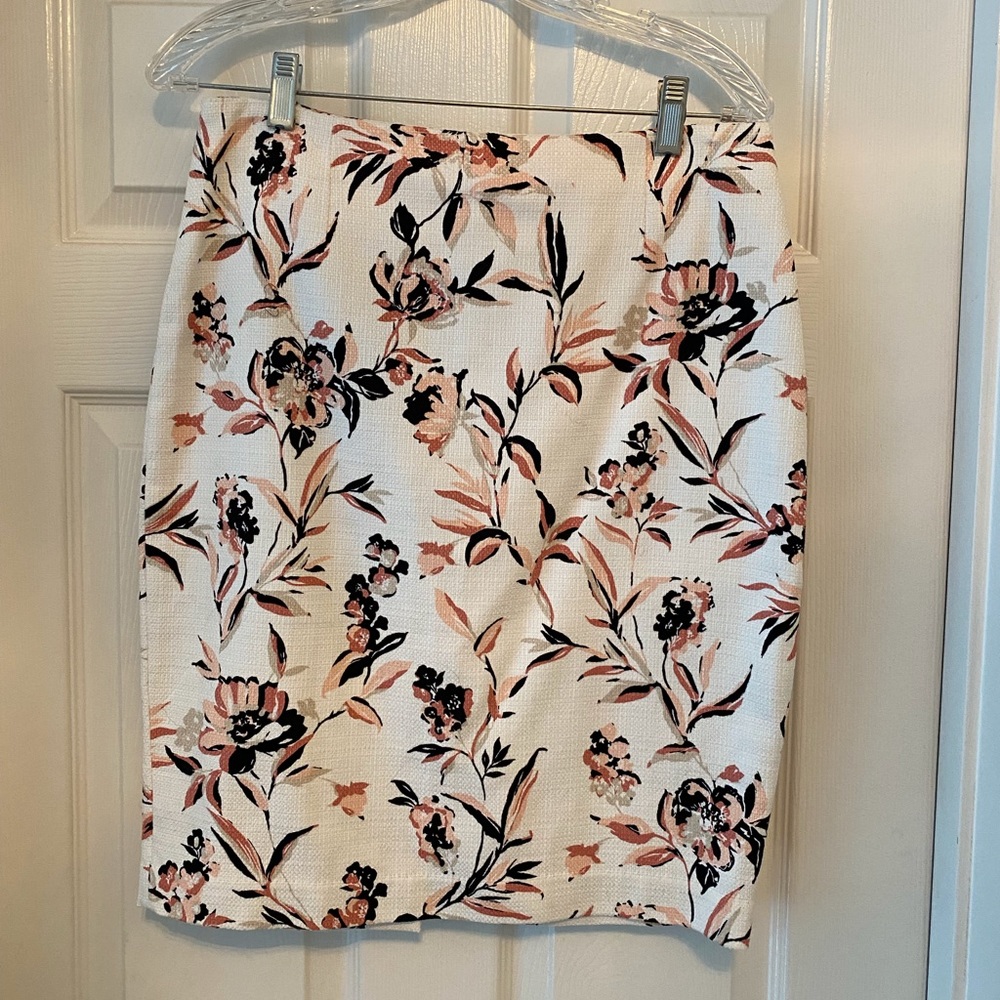 White House Black Market ladies floral skirt *non smoking home *